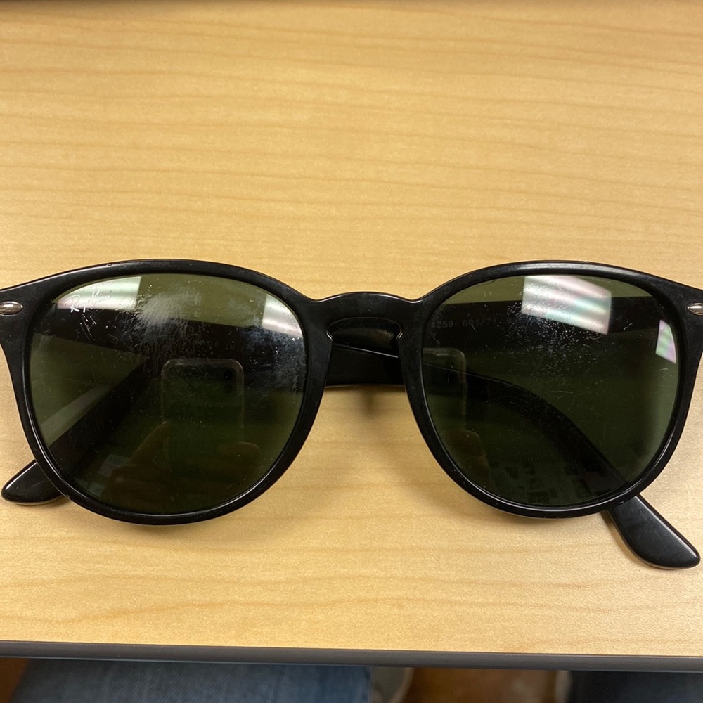 Not in the best condition Ray Bans RB 4259. if you want to replace the lenses